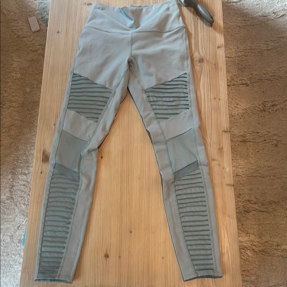 Women's alo moto Light Blue Leggings laurel - Picture 3 of 5